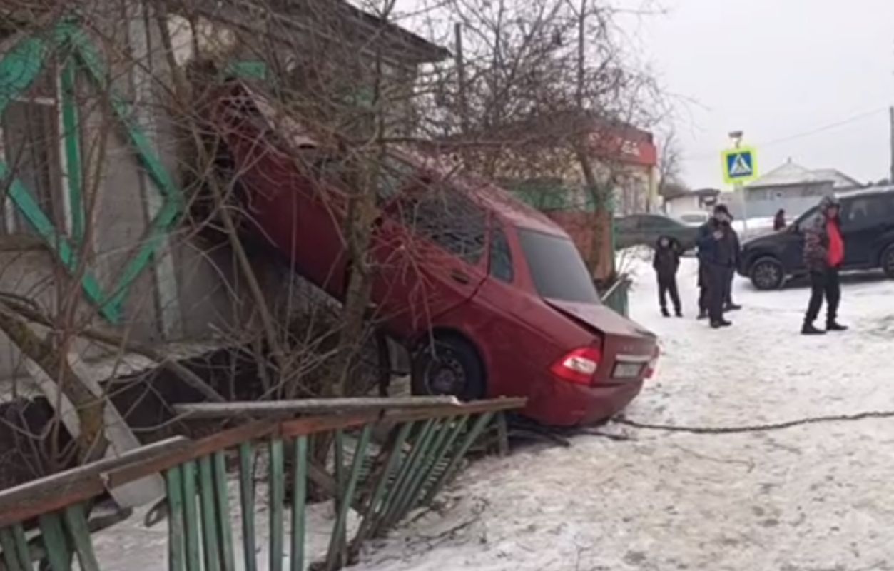 «Приора» влетела в частный дом в Воронежской области (ВИДЕО)