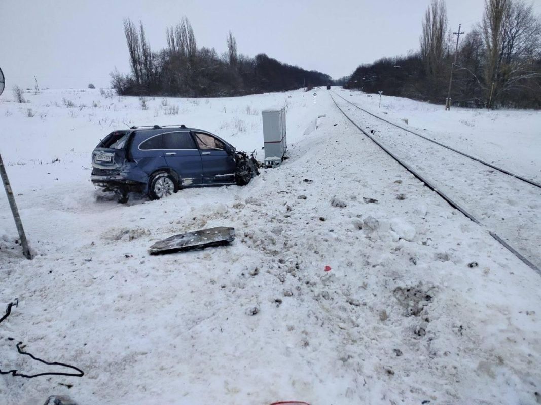 Под Липецком легковушка врезалась в пассажирский поезд