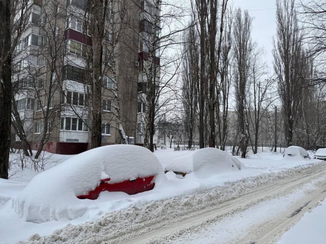 В Липецке автомобилисты не могут найти свои машины под сугробами снега
