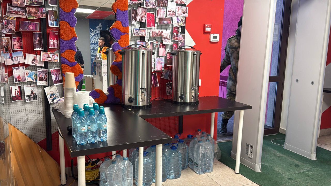 В филармонии Белгорода вместо концерта люди заряжают ноутбуки и пьют чай