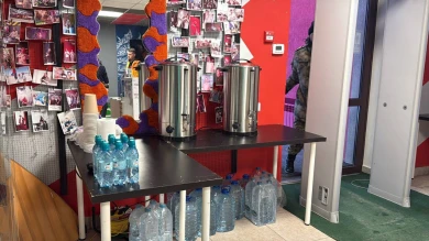 В филармонии Белгорода вместо концерта люди заряжают ноутбуки и пьют чай