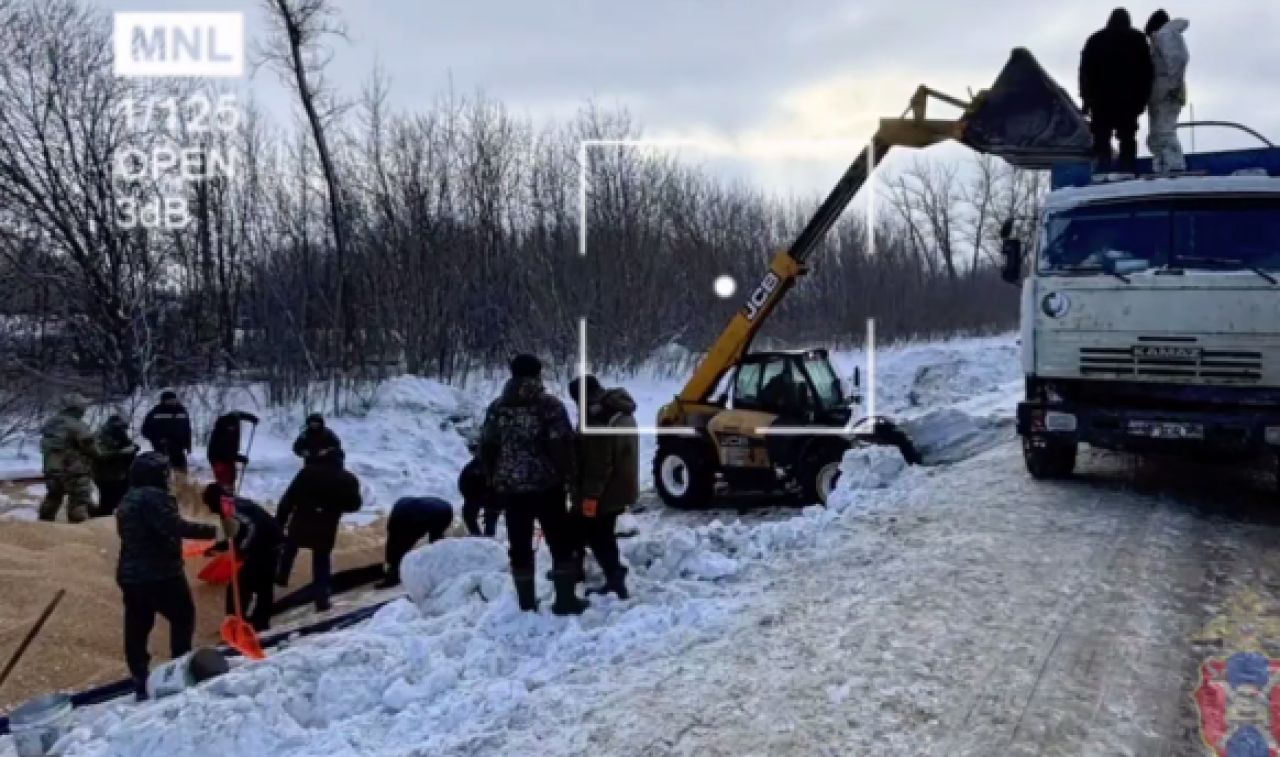 Как 20 человек собирали кукурузу на&nbsp;воронежской трассе