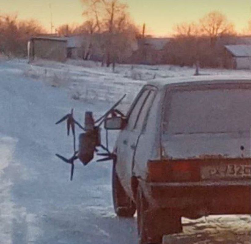 Под Белгородом украинский дрон пытался атаковать легковушку, но застрял в ней