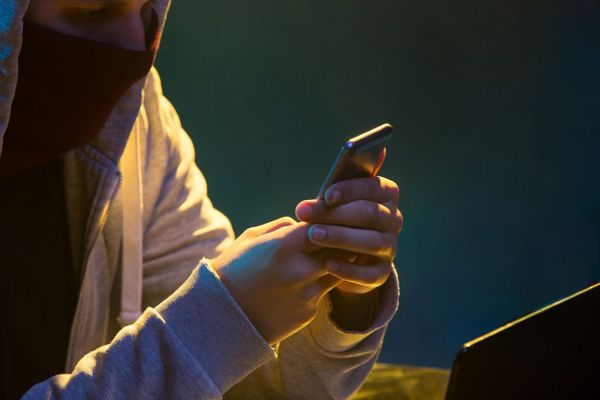 В какое время мошенники звонят вашим близким чаще всего