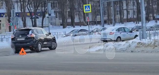 Две легковушки столкнулись на дублёре Московского проспекта (ВИДЕО)