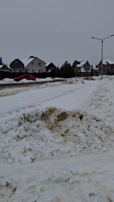 Жители Белгорода вынуждены идти по трассе из-за нечищеных тротуаров