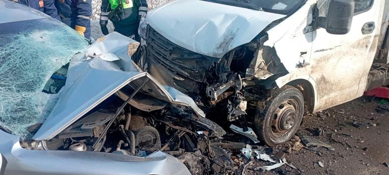 Спасатели вытащили тело из покореженного авто после жуткого ДТП под Липецком