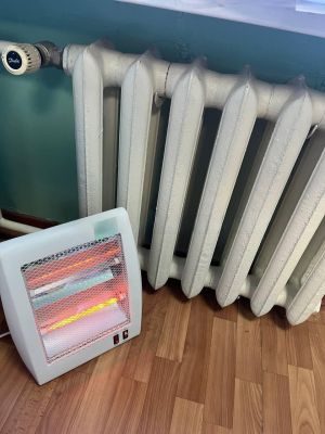 В белгородском бизнес-центре сотрудники работают в шубах и с обогревателями