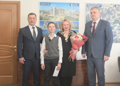 Депутаты команды ДСК поздравили сына бойца СВО с получением паспорта 