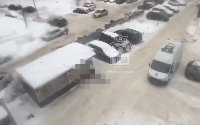 Труп мужчины нашли во дворе воронежской многоэтажки (ВИДЕО)