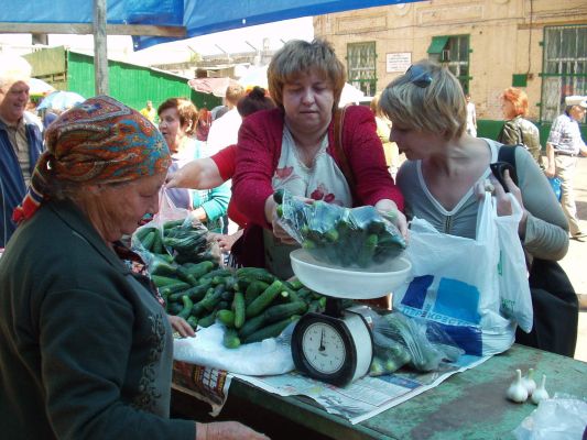 Цены на огурцы продолжают шокировать воронежцев