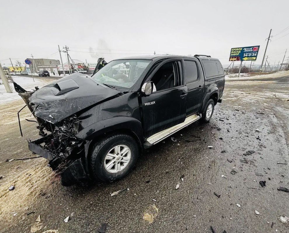 КамАЗ протаранил пикап и&nbsp;врезался в&nbsp;бетонный блок на&nbsp;перекрёстке в&nbsp;Воронежской области