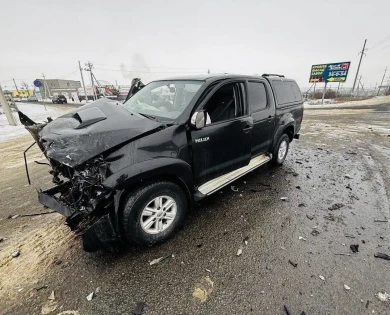КамАЗ протаранил пикап и врезался в бетонный блок на перекрёстке в Воронежской области