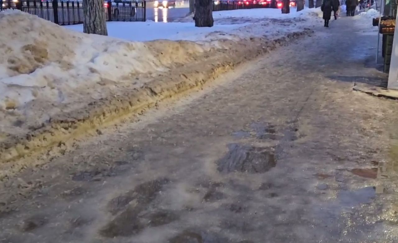 «Сплошной каток». Воронежцы скользят домой после ледяного дождя (ВИДЕО)