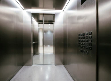 Скачки напряжения, генераторы и затопленные шахты: в Белгороде остановлены лифты