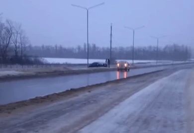Иномарка влетела на высокий бордюр на воронежской улице (ВИДЕО)