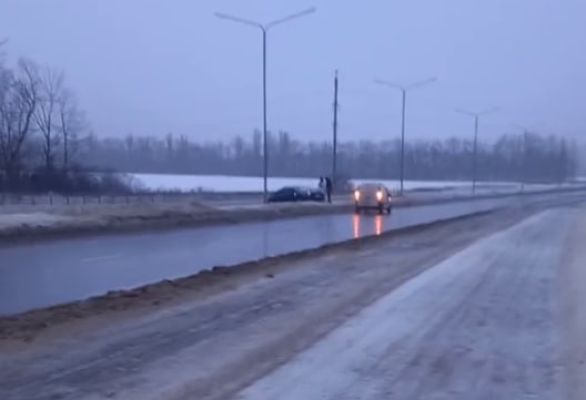 Иномарка влетела на высокий бордюр на воронежской улице (ВИДЕО)