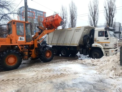 Мэр Воронежа поручил обработать тротуары от гололёда 