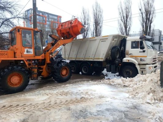 Мэр Воронежа поручил обработать тротуары от гололёда 