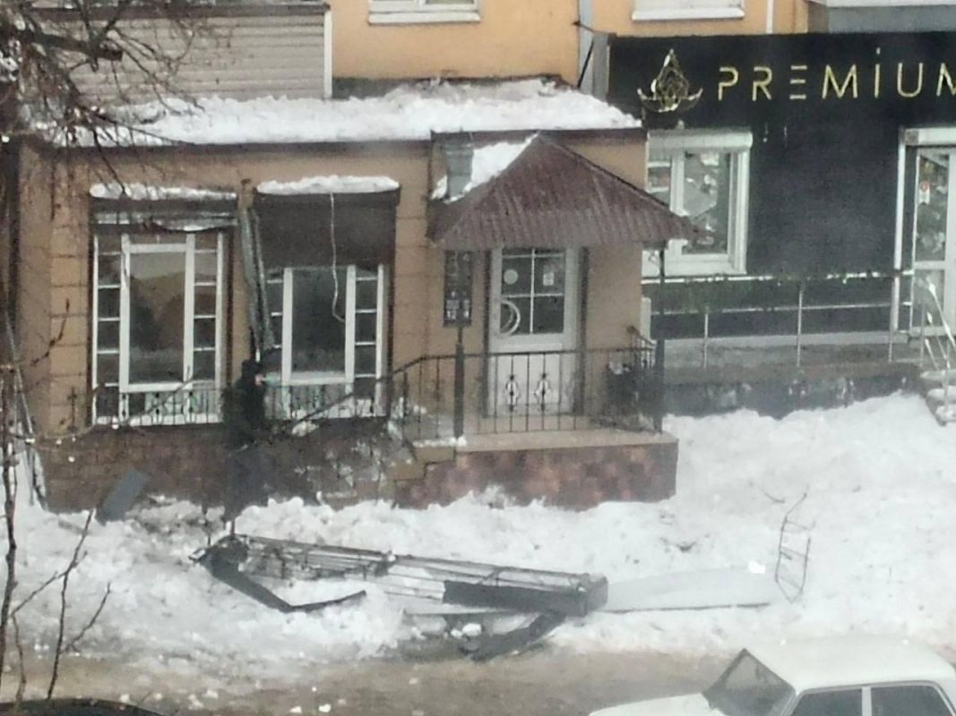 В центре Липецка снежная глыба рухнула с крыши и снесла вывеску магазина