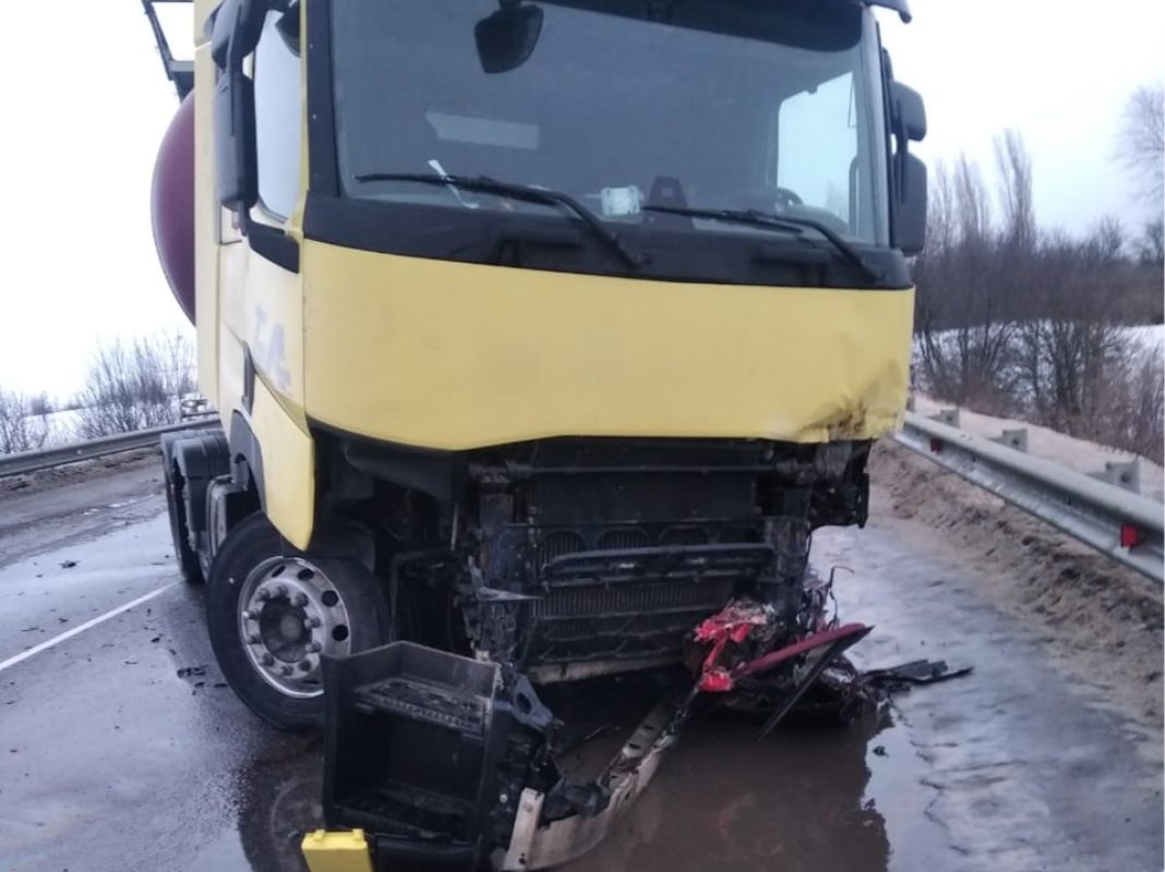 Водитель выехал на встречку и погиб в ДТП с тягачом на воронежской трассе