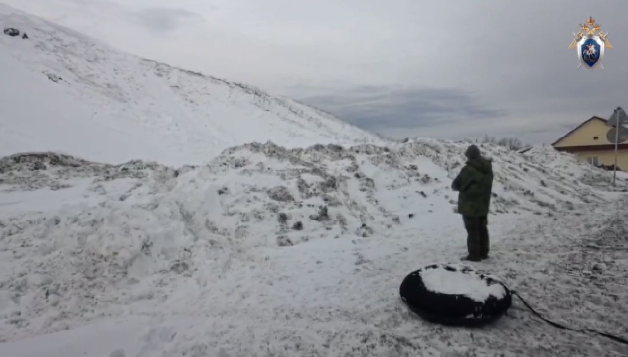 Детей насмерть завалило снегом при катании на тюбинге