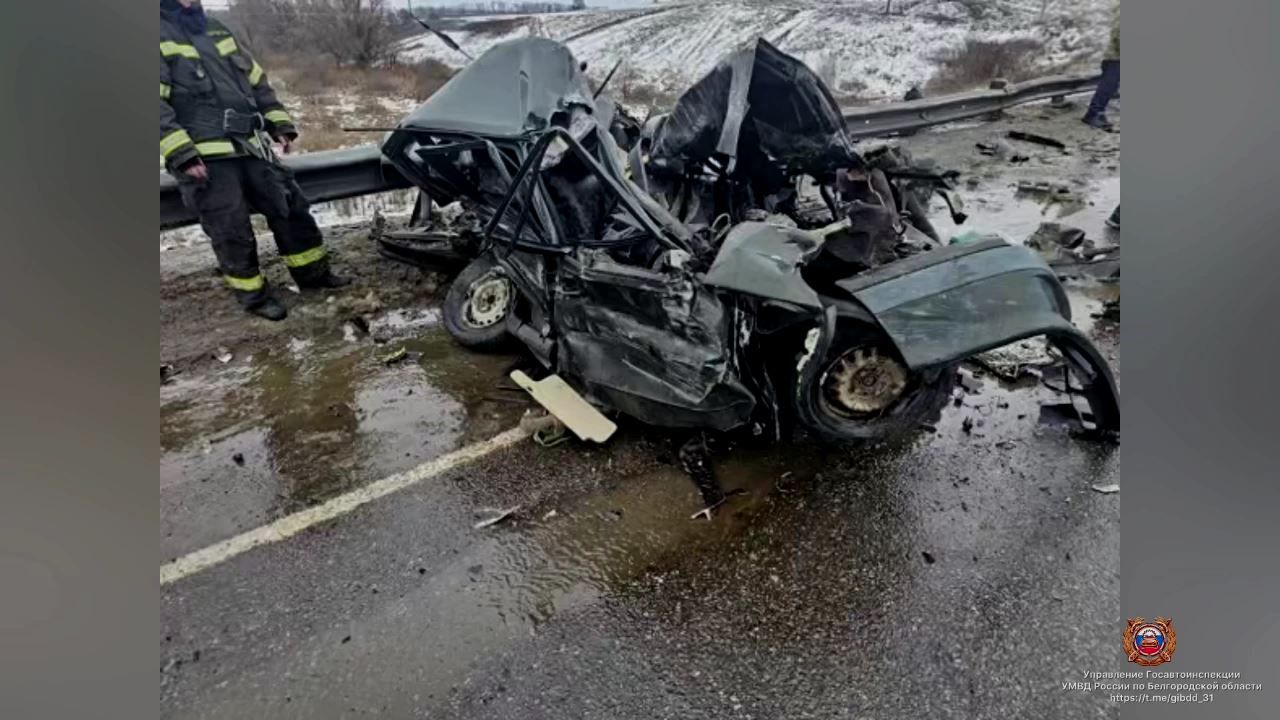 Под Белгородом фура смяла легковушку с пенсионером и наполовину улетела в кювет