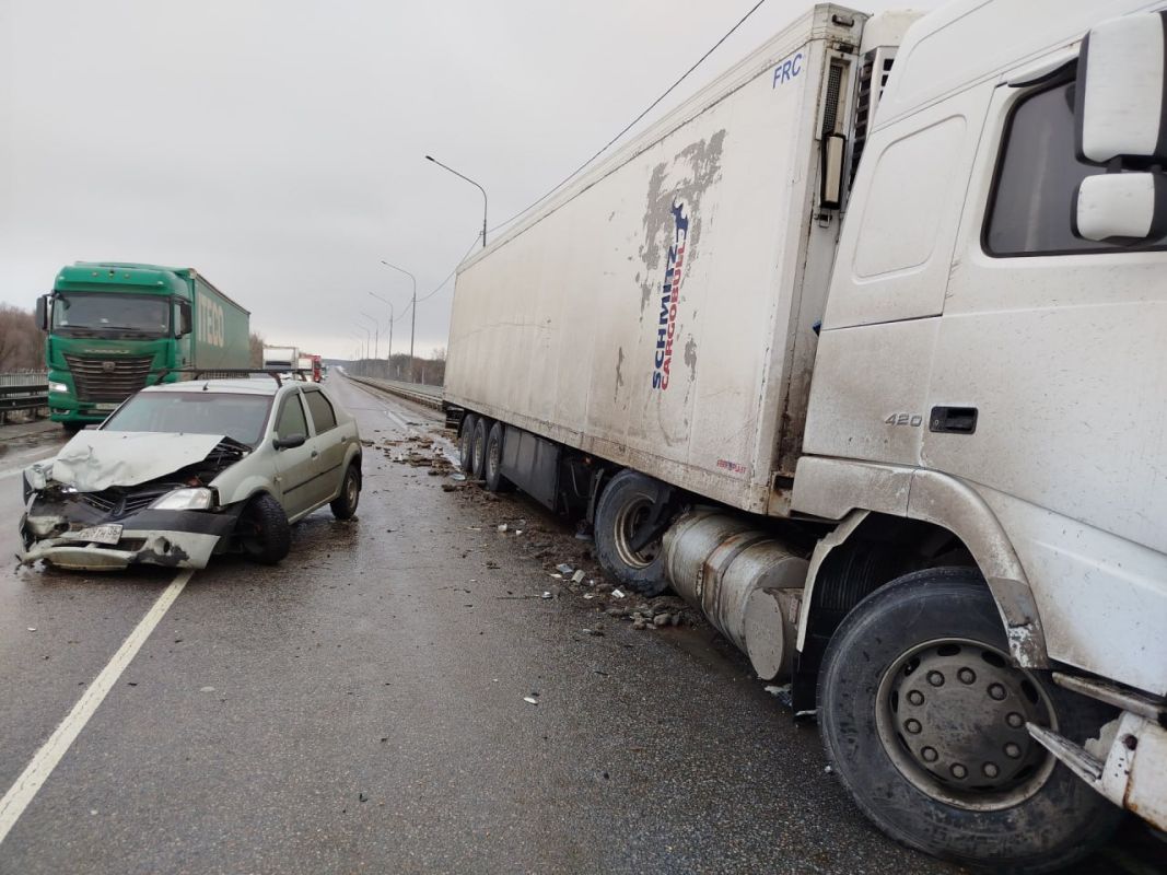 Фура выехала на встречку и снесла легковушку в Воронежской области