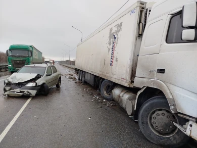 Фура выехала на встречку и снесла легковушку в Воронежской области