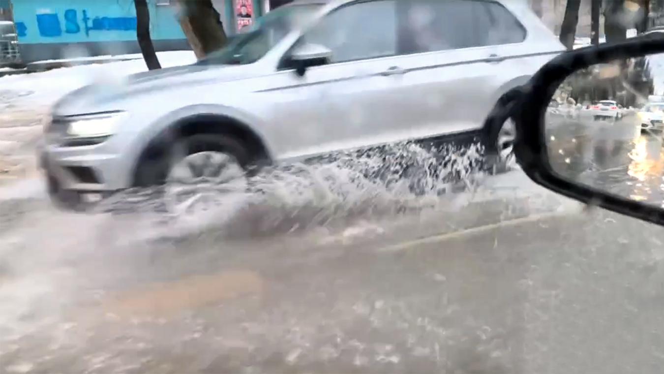 «Бредём по глубоким лужам, уворачиваясь от машин»