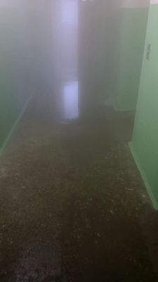 Второй день жители многоэтажки не могут выйти из подъезда из-за прорыва трубы