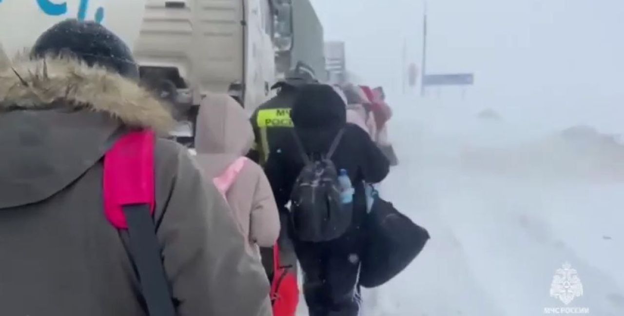 Школьники застряли в 13-километровой пробке на трассе по пути в Воронеж в жуткую метель