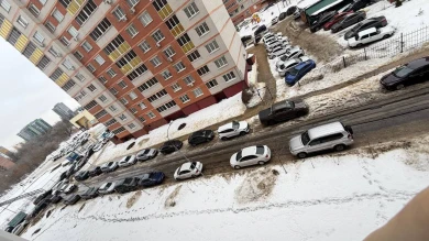 «Машины на тротуарах и газонах мешают пенсионерам и мамам с детьми»