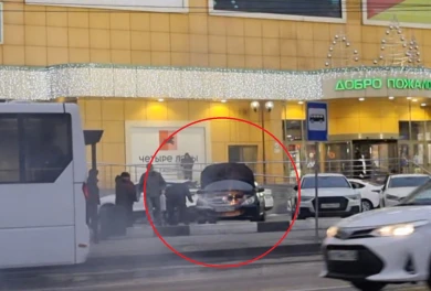 «Тушили все». Автомобиль вспыхнул на парковке у ТЦ (ВИДЕО)