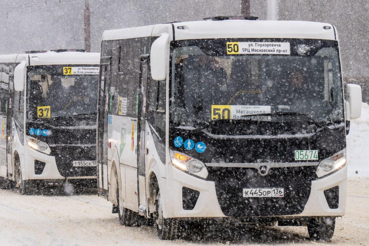 Несколько автобусов изменили маршрут из-за коммунальной аварии в Воронеже&nbsp;