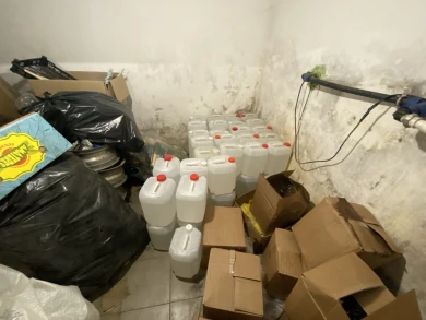 Тысячи пачек сигарет и десятки канистр с алкоголем изъяли у жителя Воронежской области