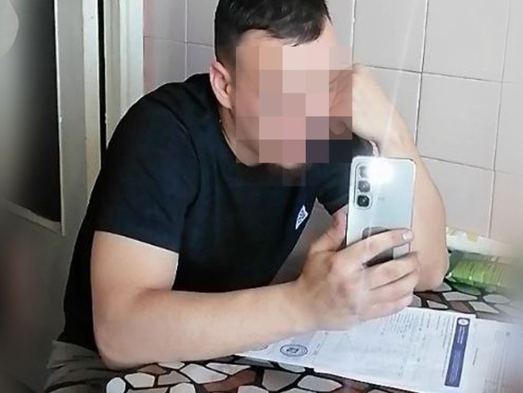 Когда хозяева квартиры стали снимать на видео действия «мастера», он тоже включил камеру