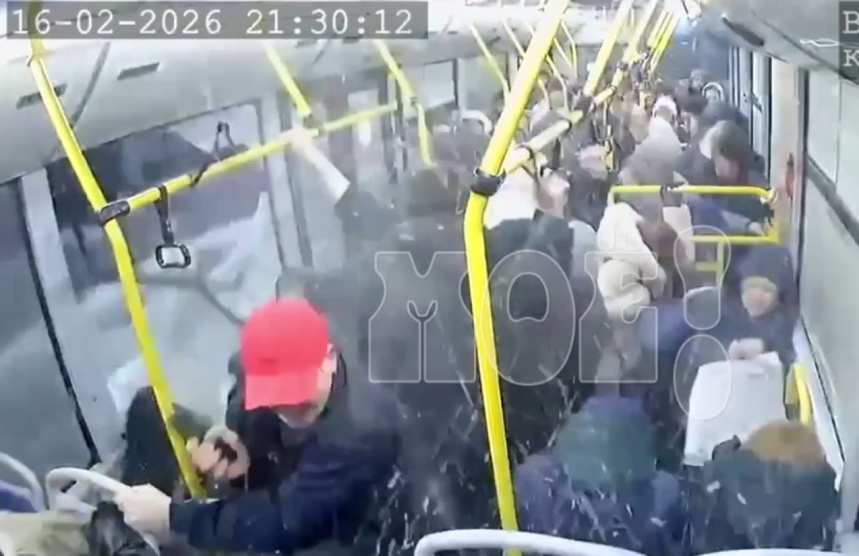 Появилось видео, как дорожный знак прилетел в&nbsp;пассажиров автобуса в&nbsp;Воронеже