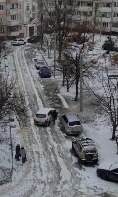 Белгородцы оставляют авто на дорогах из-за невозможности припарковаться на льду