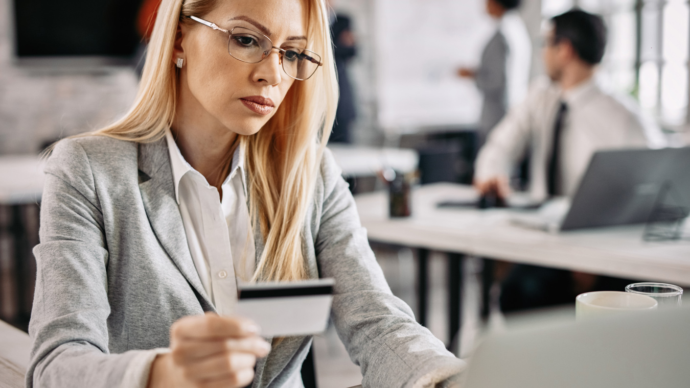 Можно ли взять кредит без высокой официальной зарплаты