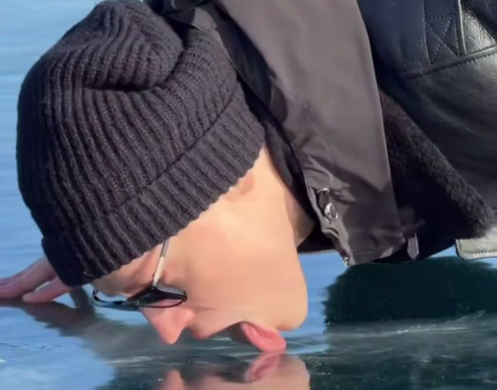 Шаман показал видео «18+»