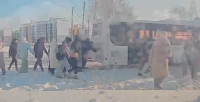 Пассажиры вытолкали увязший в снегу воронежский автобус