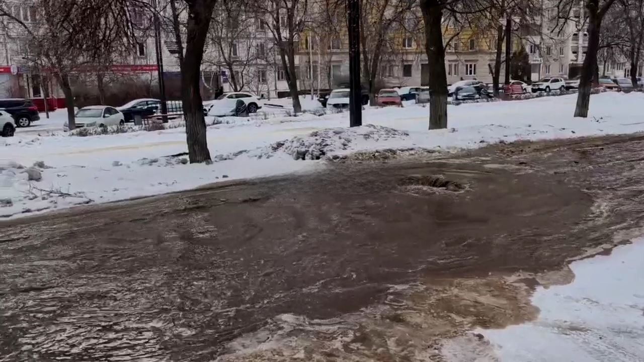 Белгород затопило после мощного порыва на Народном бульваре