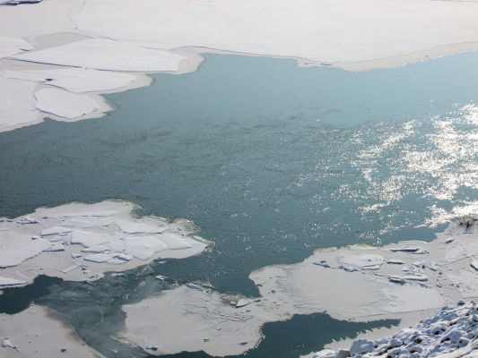 УАЗ с туристами провалился под лёд — погибли семь человек