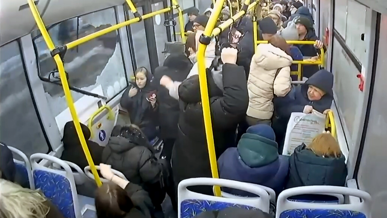 Дорожный знак пробил окно автобуса и ранил пассажирку