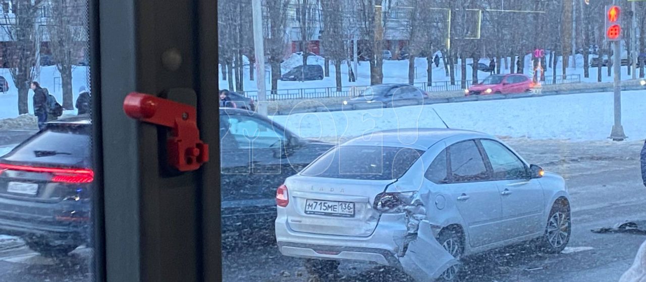 Машины столкнулись на Московском проспекте в Воронеже