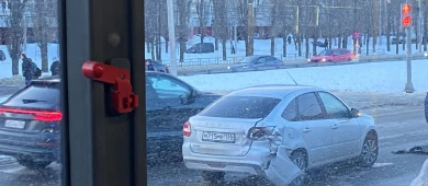 Машины столкнулись на Московском проспекте в Воронеже