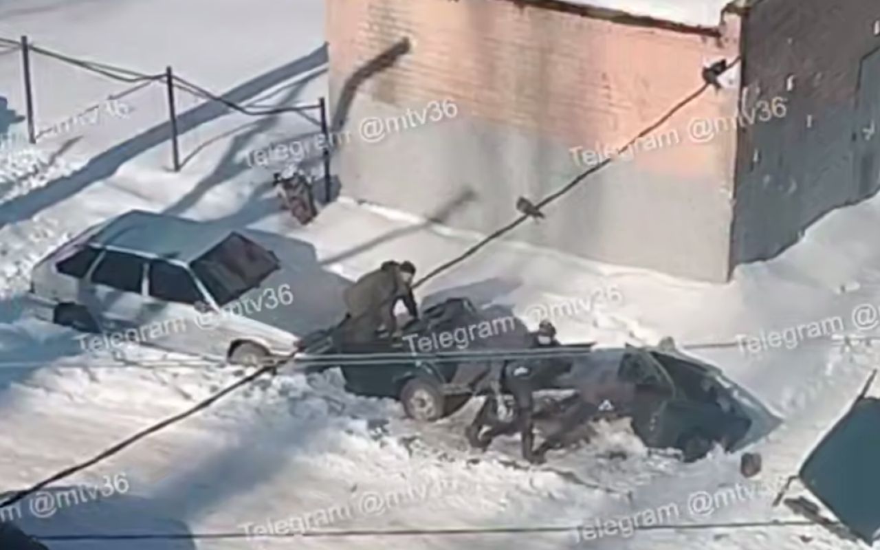 «Что делается!» Странное занятие воронежцев во дворе попало на видео&nbsp;