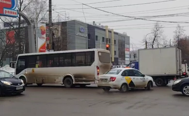 Об аварии с автобусом сообщили воронежцы — на дороге образовалась пробка