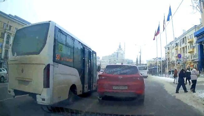 Водитель автобуса высадил воронежцев прямо под колёса другого автомобиля